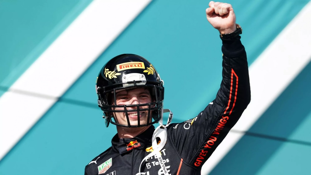 F1 2022 Miami GP -Max-Verstappen-portant-un-casque-NFL-sur-le-podium