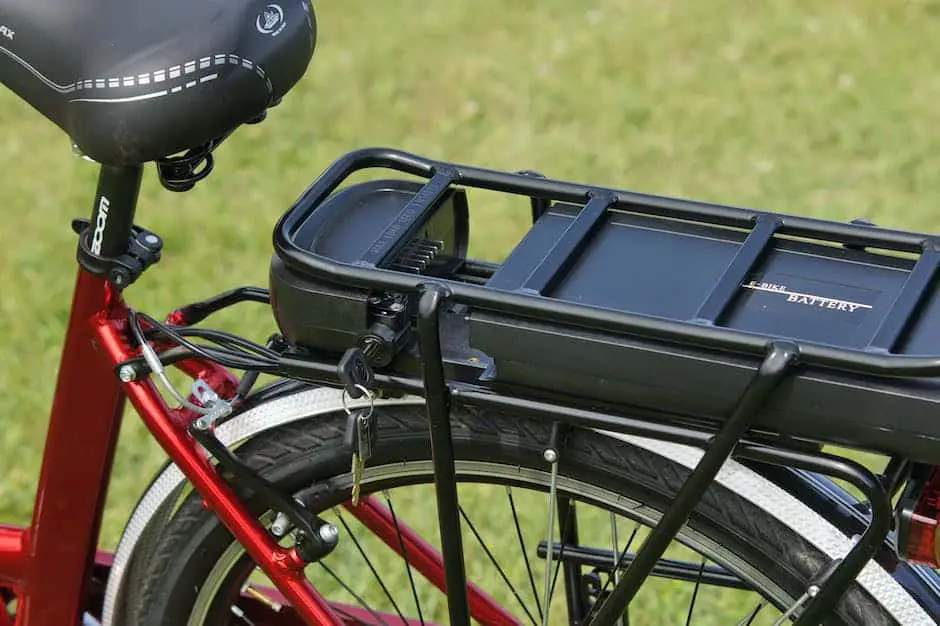 Image représentant une personne entretenant correctement un vélo électrique afin de maximiser sa durée de vie et ses avantages environnementaux.